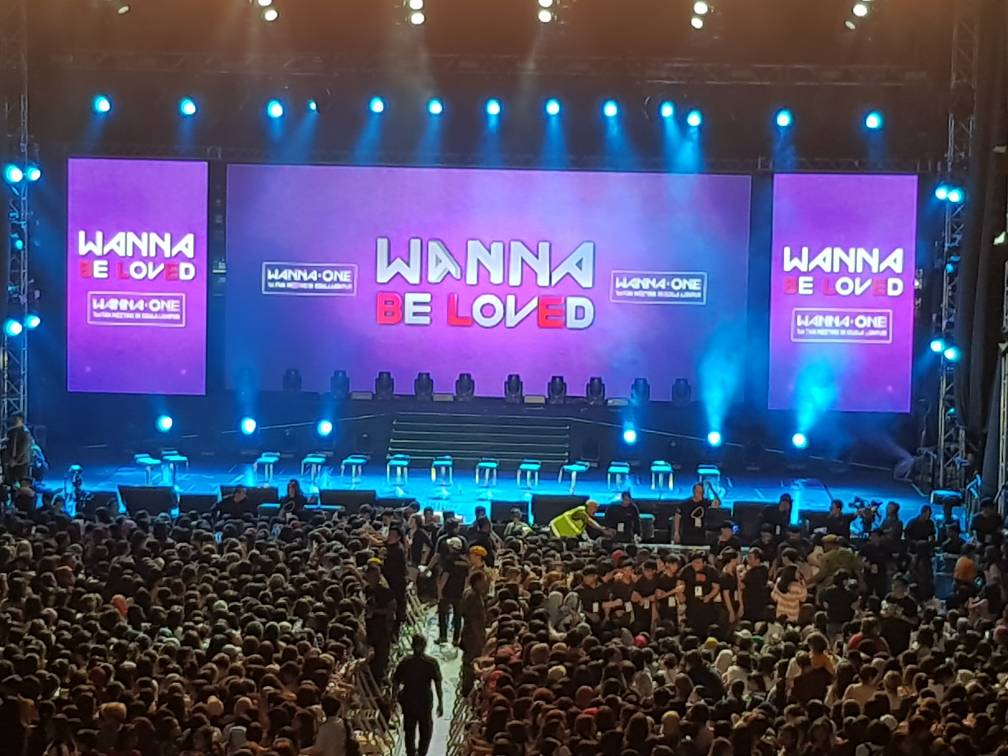 Terlampau Fanatik! Kecoh Konsert WANNA ONE Di KL, Sampai Peminat Pengsan Akibat Berasak-asak