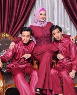 Azal Terima Cabaran Beli Barang Dapur Tanpa Perlu Tulis Senarai Atas Azal Kelihatan Tenang Mendengar Satu Per Barang Dapur Yang Perlu Di Belinya Untuk Masak Menu Asam Pedas Hanya Mengangguk Anggukkan Kepala