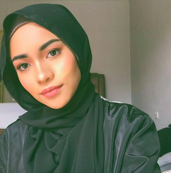 Ke Mana Tak Tumpahnya Kuah Kalau Bukan Ke Nasi,Anak Sedara Tok Ti Jadi Viral Kerana Muka Cantik Iras Aunty!