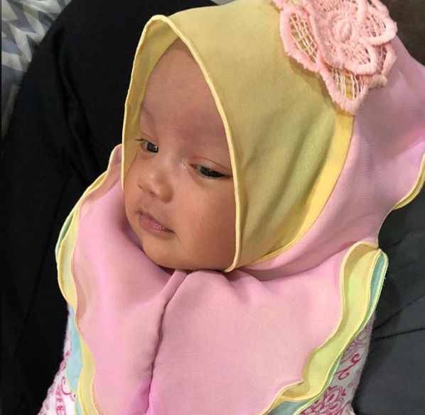 Anak Sulung Baru Usianya 30 Hari,Mawar Dan Fizo Umum Maryam Akan Jadi Model Cilik Tudung Fareeda