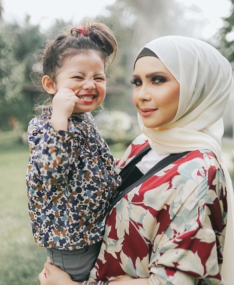 “Daddy Kalau Sikat Mesti Sakit”-Aaisyah Bergosip Dengan Sasha Saidin Dah Macam Orang Dewasa