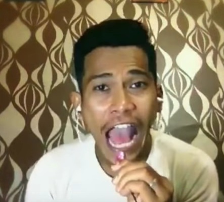 Lelaki Ini Viral Sekelip Mata Kerana Suara Dia Sebijik Macam Sajat!! OMG!!