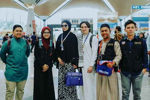 [Foto] “Tengah Mintak Kurang, Bukan Bergaduh!” -Woww Bersemut! 7 Kapsyen Umrah Che Ta, Zain Saidin Yang Indah, Lucu!