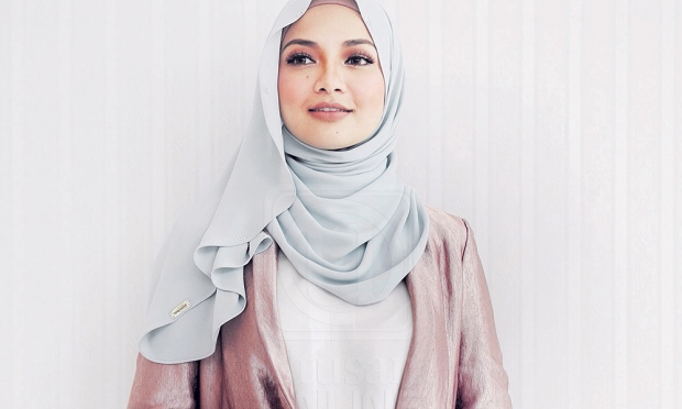 Nabila Huda Dan Lisa Surihani Dapat Hadiah Misteri Dari Neelofa,Apa Maksud Hadiah Tu?