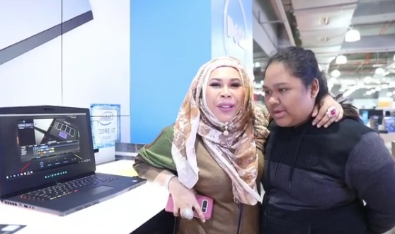 “Ya Ampun Cik B,Bestnyer Engko,Tu Laptop Idaman Aku Tu Cik B”-Anak Muda Cemburu Tengok Cik B Dapat Laptop Mahal Dari Mama Sebab Dah Jadi Director