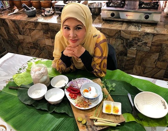 Inilah Wajah Sebenar Bonda Rozita Tanpa Make-up,Macam Mana Dia Jaga Wajahnya Dengan Sangat Baik Ya??