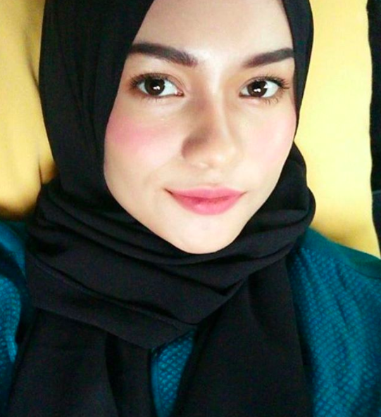 Ke Mana Tak Tumpahnya Kuah Kalau Bukan Ke Nasi,Anak Sedara Tok Ti Jadi Viral Kerana Muka Cantik Iras Aunty!