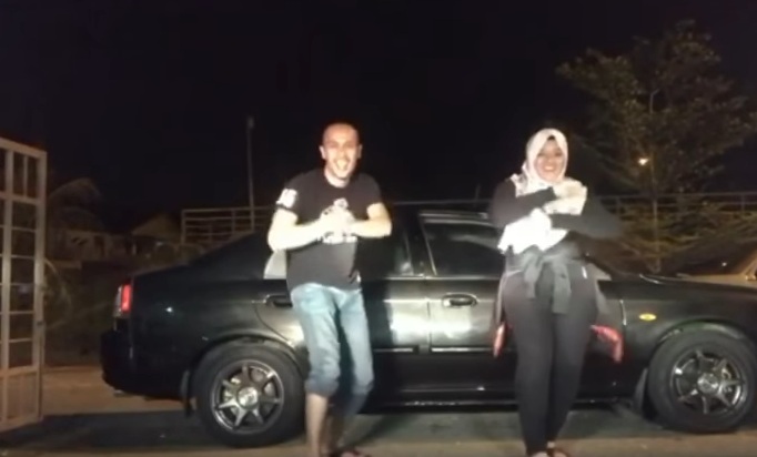 Smooth Giler Dorang Menari, Achey Dan Isteri Buat Panama Dance Sama-sama Bikin Netizen Gelak