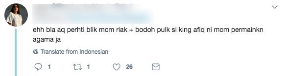 Solat Pakai Kasut Siap Pegang Telefon Bimbit, King Afiqq Jadi Bahan Kecaman?