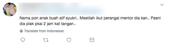 Solat Pakai Kasut Siap Pegang Telefon Bimbit, King Afiqq Jadi Bahan Kecaman?