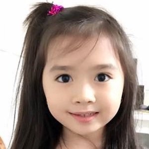 Anak Kecil dari Korea Ini Diambil Menjadi Anak Angkat Oleh Orang Kaya Dubai Kerana Dia Terlalu Comel,Ini Kehidupannya Dan Keluarganya Yang Sudah Banyak Berubah