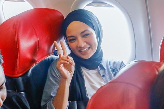 “Bangga Dengan You Love!” – Baca Maathurat Dan Bertasbih Dalam Penerbangan, Neelofa Dipuji Netizen?