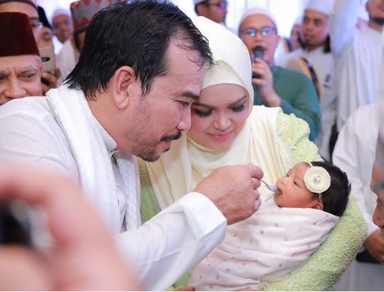 [VIDEO] “Siti Aafiyah Mohd Khalid” – Bawa Maksud Sihat, Selamat, Datuk Seri Siti Nurhaliza Umum Nama Comel Pipi Merah!