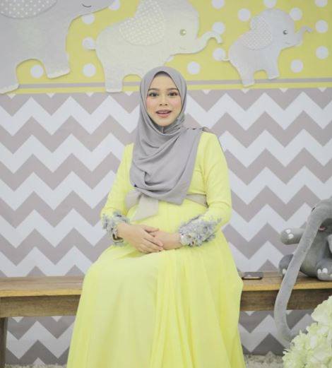 [FOTO] Bertemakan Kuning Kelabu, Comel Habis Majlis Baby Shower Sari Yanti!