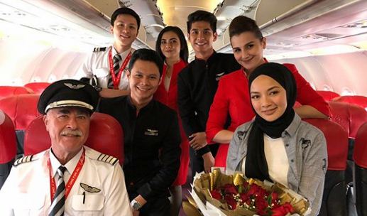 Terima Kejutan Atas Kapal Terbang, Neelofa Dapat Jambakan Bunga Daripada Siapa?