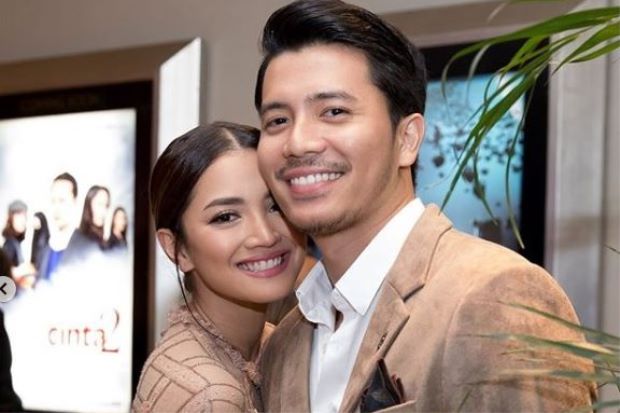 Rakaman Video Fattah Amin Cium Pipi Fazura Berkali-kali Jadi Viral,Buat Peminat Fanatik Mereka Cair Hati