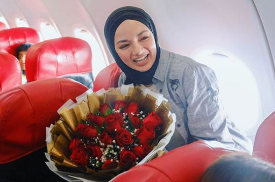 Terima Kejutan Atas Kapal Terbang, Neelofa Dapat Jambakan Bunga Daripada Siapa?