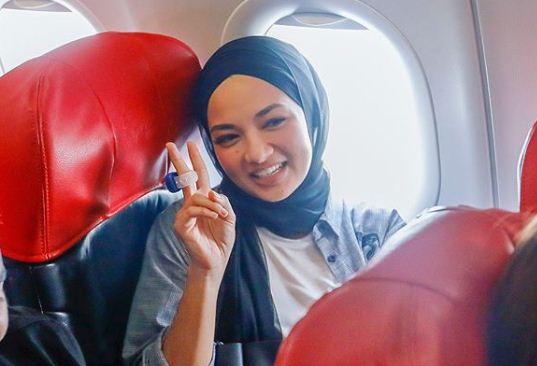 Terima Kejutan Atas Kapal Terbang, Neelofa Dapat Jambakan Bunga Daripada Siapa?