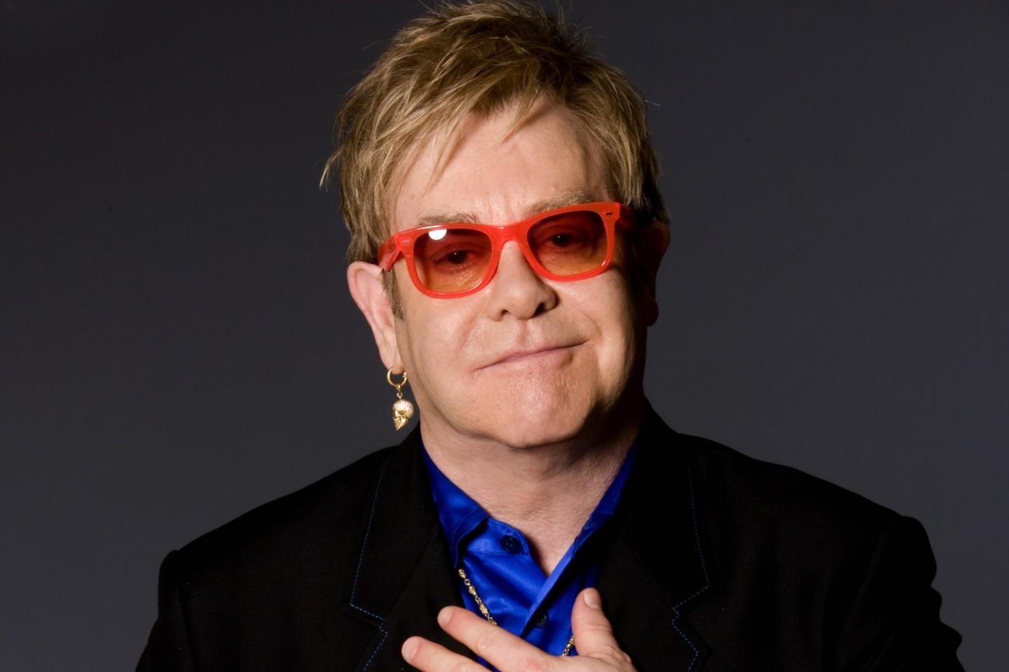 “Anda Telah Merosakkan Malam Ini!”- Elton John Naik Angin Apabila Disentuh Peminat Ketika Buat Persembahan?