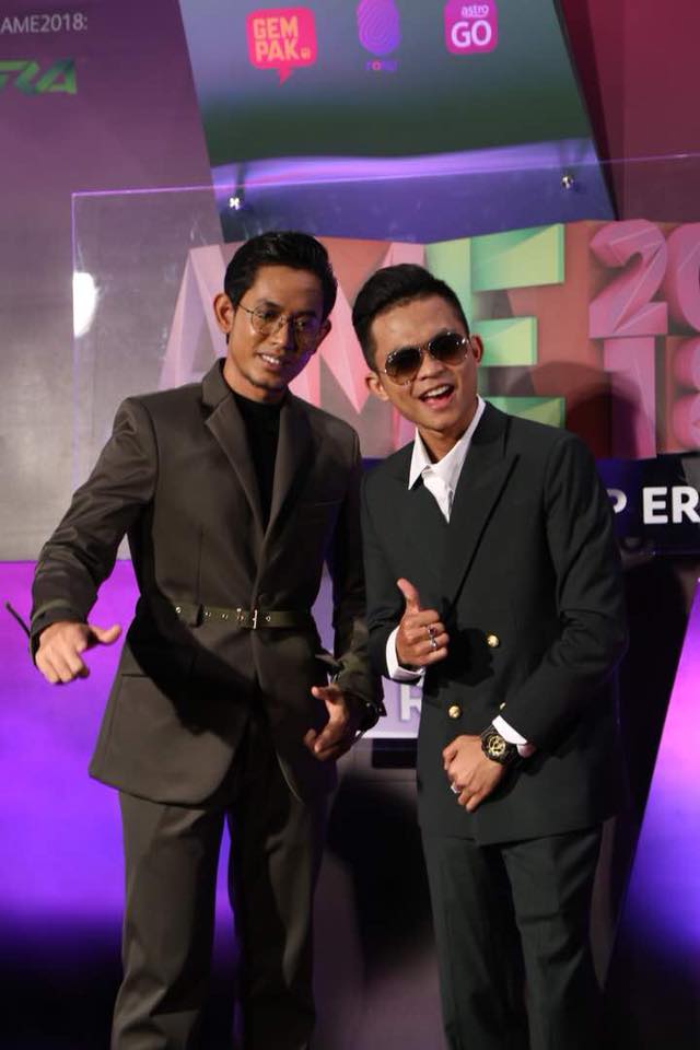 [FOTO] Inilah Fesyen Selebriti Bergaya Di Karpet Merah Anugerah Meletop Era 2018