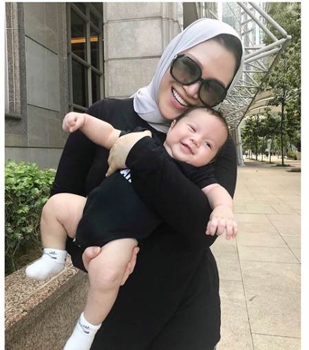 “Alahai Geramnyer Kiter Tengok Baby Kembar Dia Nie,Macam Muka Mak Dialah”-Netizen Tak Puas Tengok Bayi Kembar Zizie Izette Yang Comel Ini