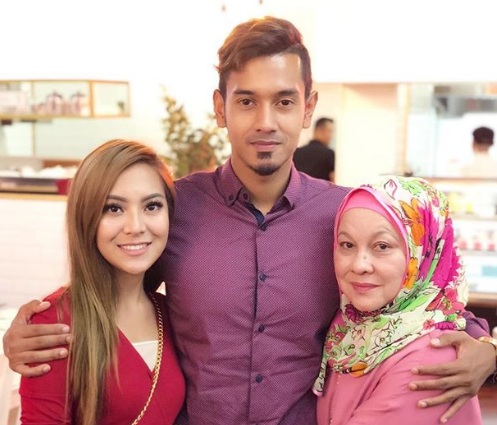 ‘Aduh Ternangis Pulak Aku Tgk Video Dorang Nie,Touching Betullah”-Netizen Sebak Tonton Video Sambutan Hari Lahir Buat Ibu Dato` Fazley