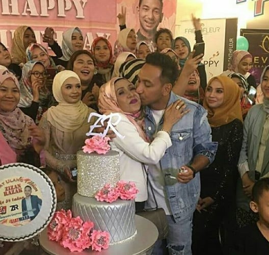 “Ingatkan Dia Cium Perempuan Mana,Rupanya Mak Dia,Nampak Muda Dan Sweet Betul Ibu Zizan Nie”-Netizen Terharu Lihat Cara Zizan Sanjung Ibu