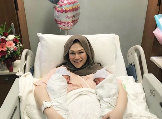 “Alahai Geramnyer Kiter Tengok Baby Kembar Dia Nie,Macam Muka Mak Dialah”-Netizen Tak Puas Tengok Bayi Kembar Zizie Izette Yang Comel Ini