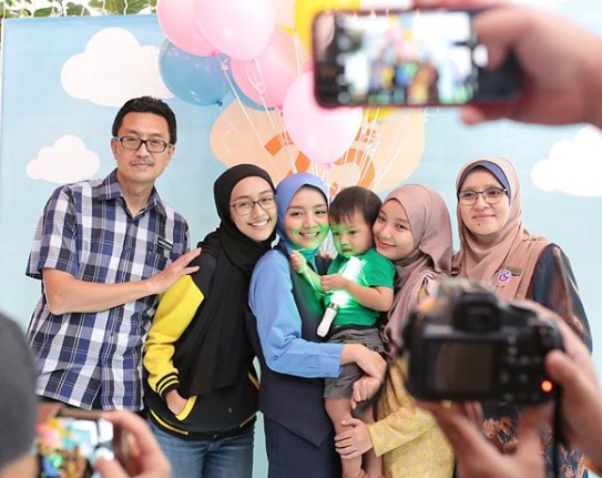 “Awak,Kenapalah Awak Nie Comel Sangat Walau Jadi Budak Pengawas?”-Netizen Teruja Tengok Mira Filzah Sambut Hari Lahir Pakai Baju Sekolah