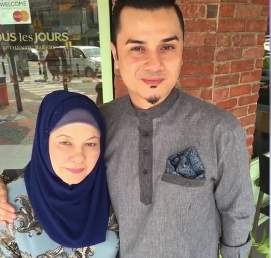 ‘Aduh Ternangis Pulak Aku Tgk Video Dorang Nie,Touching Betullah”-Netizen Sebak Tonton Video Sambutan Hari Lahir Buat Ibu Dato` Fazley