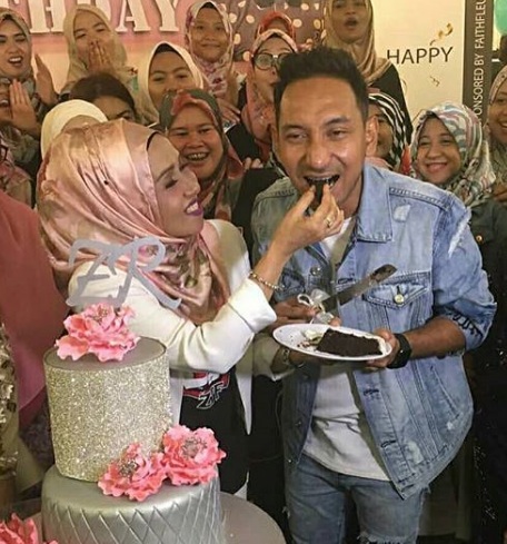 “Ingatkan Dia Cium Perempuan Mana,Rupanya Mak Dia,Nampak Muda Dan Sweet Betul Ibu Zizan Nie”-Netizen Terharu Lihat Cara Zizan Sanjung Ibu