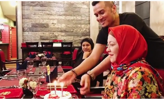 ‘Aduh Ternangis Pulak Aku Tgk Video Dorang Nie,Touching Betullah”-Netizen Sebak Tonton Video Sambutan Hari Lahir Buat Ibu Dato` Fazley