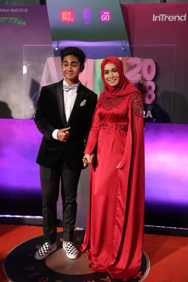 [FOTO] Inilah Fesyen Selebriti Bergaya Di Karpet Merah Anugerah Meletop Era 2018