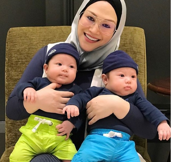 “Alahai Geramnyer Kiter Tengok Baby Kembar Dia Nie,Macam Muka Mak Dialah”-Netizen Tak Puas Tengok Bayi Kembar Zizie Izette Yang Comel Ini