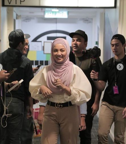 Dikecam Seluar Bentuk ‘V’, Ini Jawapan Neelofa?