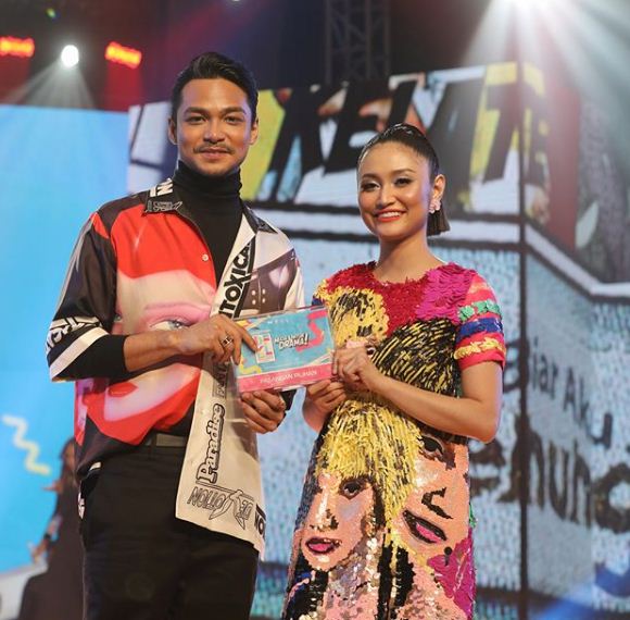 Nampak Ringkas Tapi Siapa Sangka Harga Baju Syafiq Kyle Pada Anugerah DFKL 2018 Boleh Tahan!