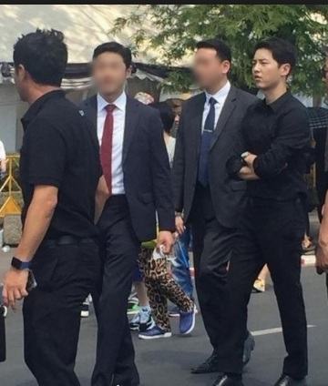 “Fuh Ramainyer Bodyguard Dia,Berapalah Kos Bayar Bodyguard Tu Ya?”-Netizen Terkejut Lihat Deretan Bodyguard Song Joong Ki Mengalahkan Presiden