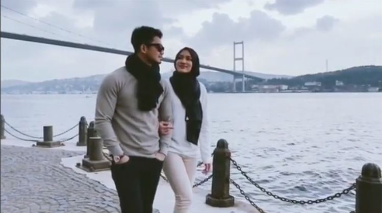 “Sweetnya Boleh Potong Kaki, Bersemut!”-Cara Gentleman Hairul Azreen Bagi Scarf Pada Hanis Bikin Netizen Cemburu!