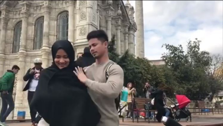 “Sweetnya Boleh Potong Kaki, Bersemut!”-Cara Gentleman Hairul Azreen Bagi Scarf Pada Hanis Bikin Netizen Cemburu!