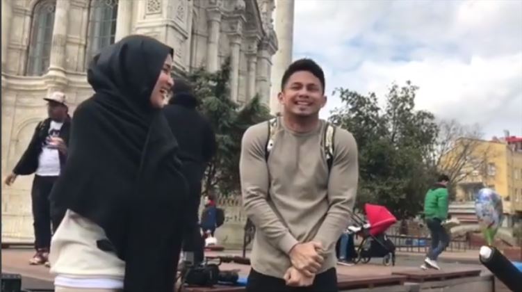 “Sweetnya Boleh Potong Kaki, Bersemut!”-Cara Gentleman Hairul Azreen Bagi Scarf Pada Hanis Bikin Netizen Cemburu!