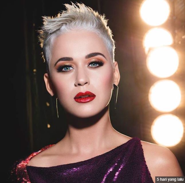 Seram! Hantu Muncul Di Cermin, Katy Perry Menjerit Seperti Dirasuk Apabila Nampak Hantu Di Bilik Persalinan Baju!