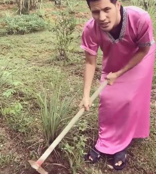 “Dah Macam Mak Cik Temah Dah Berjubahan Pink Gitew…”- Telatah Aliff Syukri ‘Berkebun’ Jadi Bahan Lawak Netizen?