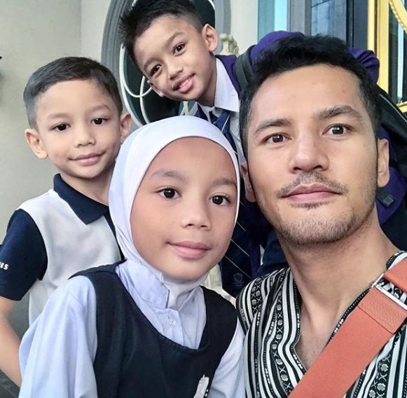 “Dah Macam Mak Cik Temah Dah Berjubahan Pink Gitew…”- Telatah Aliff Syukri ‘Berkebun’ Jadi Bahan Lawak Netizen?