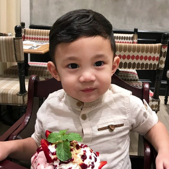 [VIDEO]”Sedap Ke Ibu Jari Tu? Ada Rasa Masam Manis Kan! Orang Tua Cakap…”-Gelagat Comel Yusuf ‘Hisap Ibu Jari’ Bagi Petanda Nak Adik Lagi!