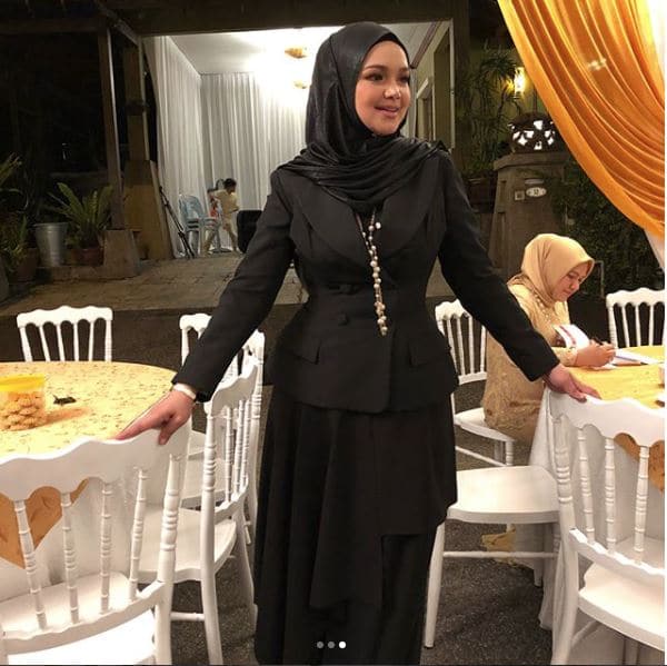 “Keciknya Pinggang, Cantiknya Tokti, Mak Iti Body Goals”-Netizen Kagum Dengan Susuk Badan DS Siti Nurhaliza Sebab Muat Pakai Jaket 11 Tahun Lepas!