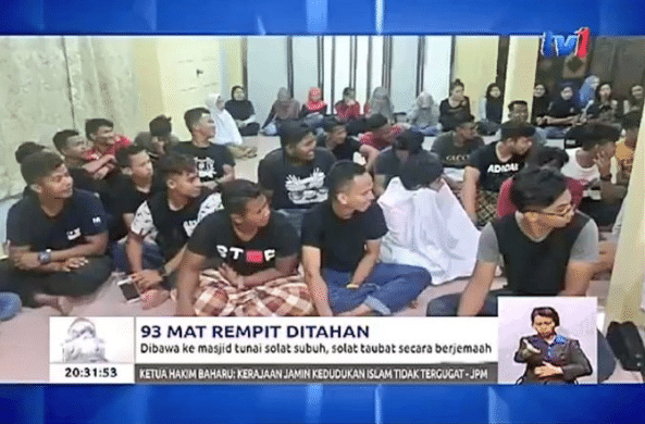 [VIDEO] “Baru Betul! Konfem menyesal…”- Mat Rempit Ditahan Polis, Kena Buat Solat Taubat