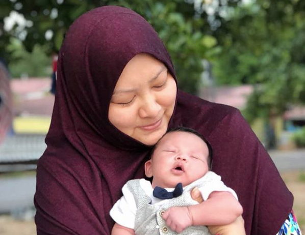 [VIDEO]”Geram Tengok Baby..Sejuk Dan Tenang Hati…”-Comel Habis! Wajah Anak Angkat Abby Abadi Tengah Tidur, Memang Terbuai Mimpi Sangat!