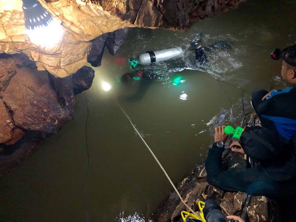 [VIDEO] “Masa Semakin Suntuk, Oksigen Semakin Menyusut…”- Misi Menyelamat Mangsa Terperangkap Di Dalam Gua Chiang Rai, Siam!