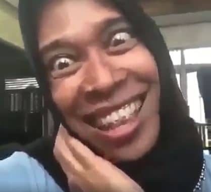 “Tak Boleh Tido Aku Tengok Video Nie..Menyesal Aku…”- Lawak! Video Nyanyi Lagu ‘Lagi Syantik’ Ini Bikin Murung Netizen!