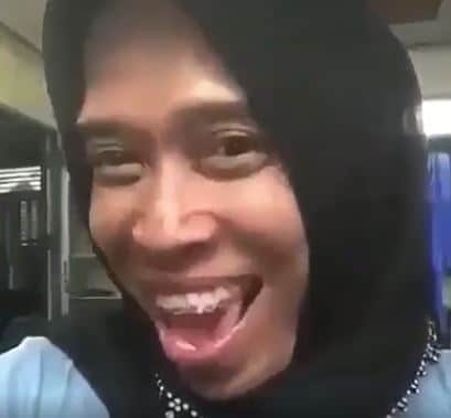 “Tak Boleh Tido Aku Tengok Video Nie..Menyesal Aku…”- Lawak! Video Nyanyi Lagu ‘Lagi Syantik’ Ini Bikin Murung Netizen!